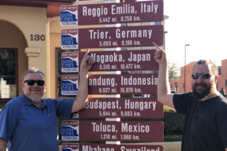 Messebauer Erik vor einem Hinweisschild in den USA.