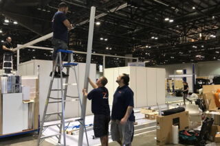 Schaffe, schaffe Messebau. Hier muss jeder Handgriff sitzen.